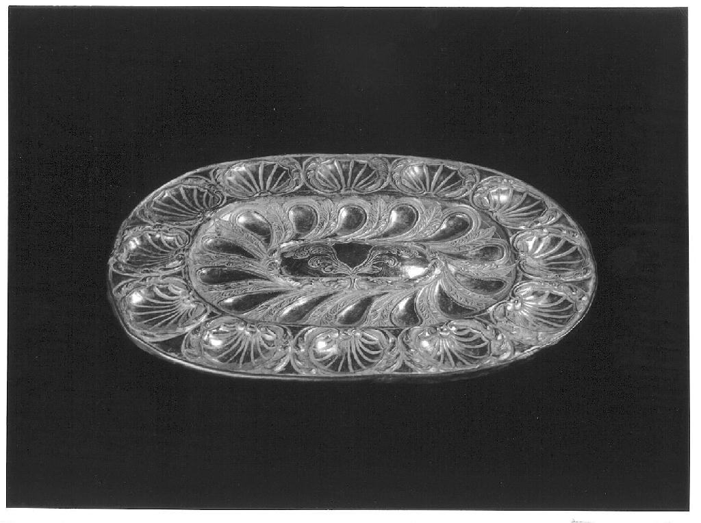 vassoio, opera isolata - produzione lombarda (primo quarto sec. XX)