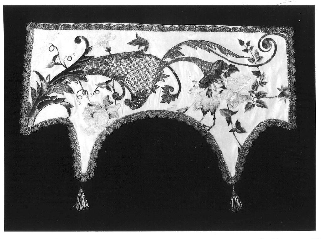 conopeo di tabernacolo, elemento d'insieme - manifattura lombarda (prima metà sec. XVIII)