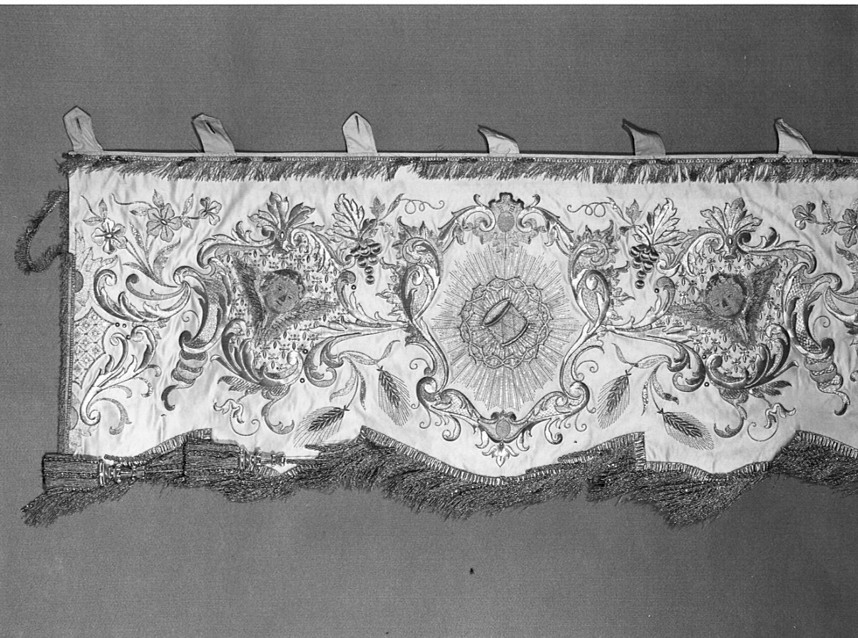 drappellone del baldacchino processionale, insieme - manifattura lombarda (sec. XVIII)