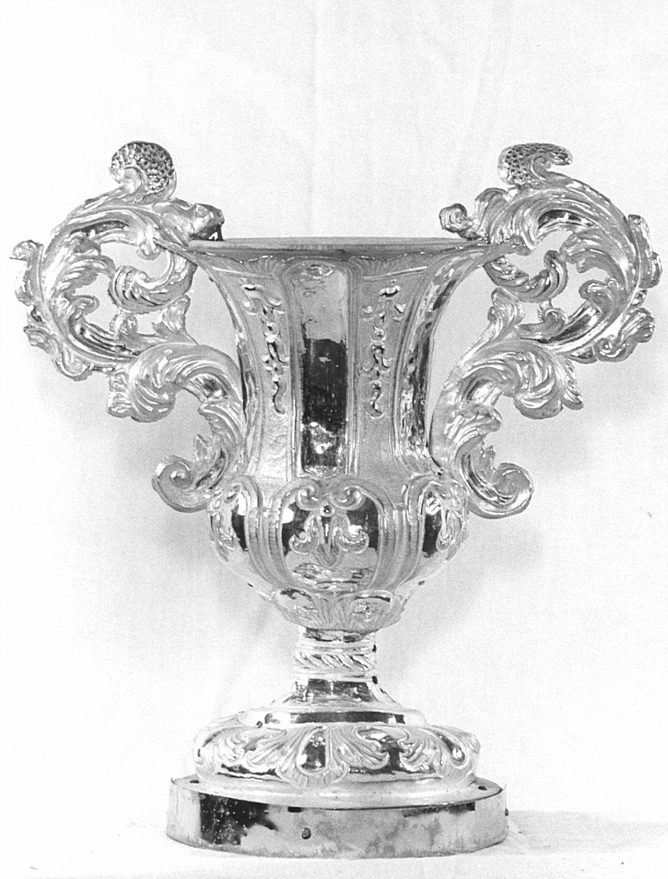 vaso d'altare con composizione floreale, serie - bottega italiana (sec. XVIII)