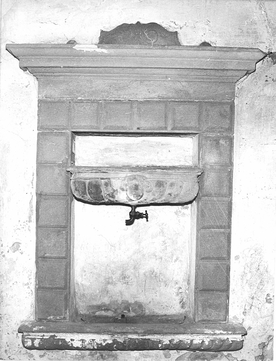 acquasantiera da parete, opera isolata - bottega bergamasca (sec. XVII)