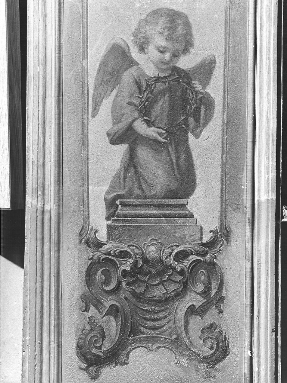 angelo con strumento della passione: corona di spine (dipinto, elemento d'insieme) di Morgari Luigi (attribuito) (sec. XX)