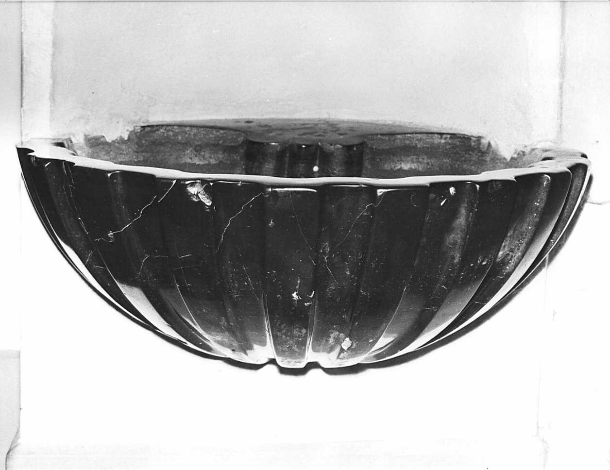 acquasantiera - a conchiglia, opera isolata - bottega lombarda (sec. XVIII)