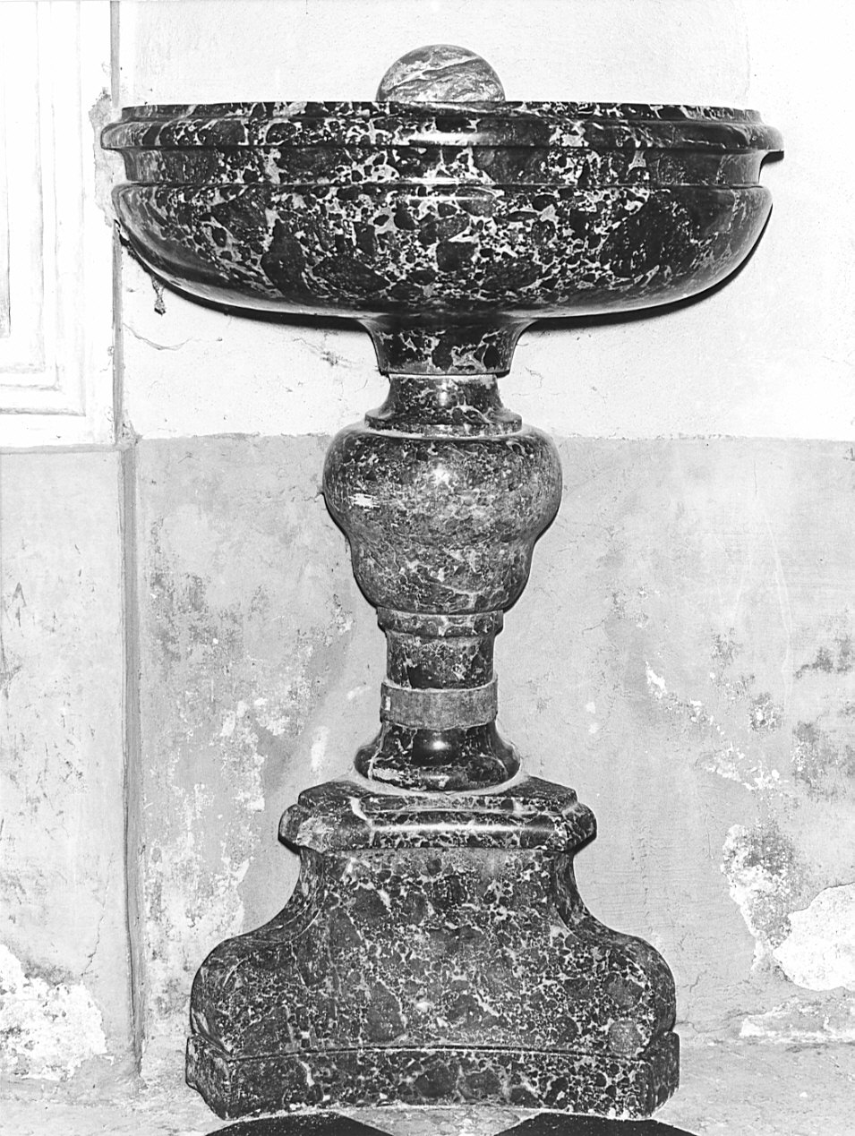 acquasantiera - a fusto, opera isolata - bottega lombarda (sec. XVIII)