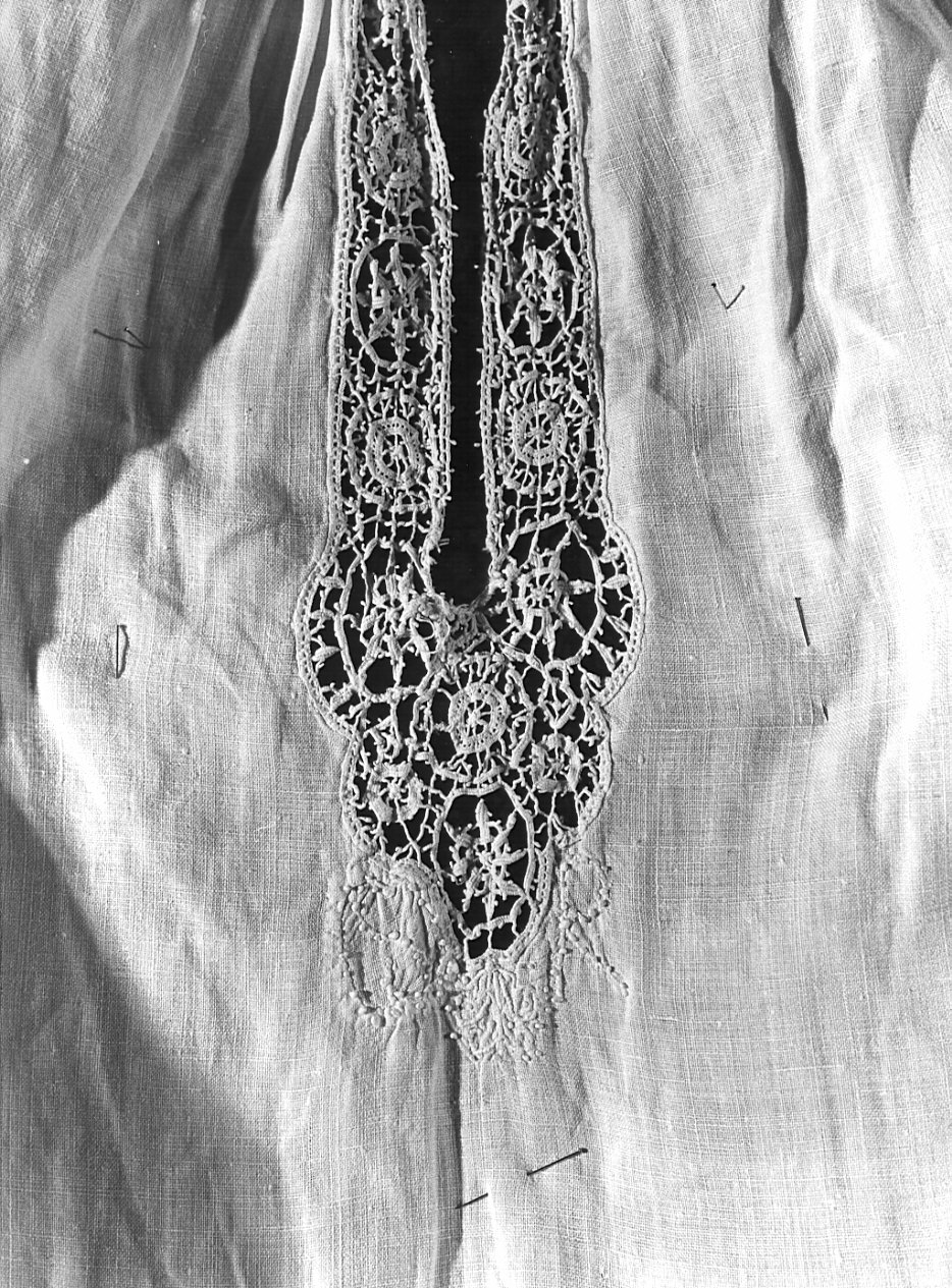 camice ecclesiastico, opera isolata - manifattura italiana (inizio sec. XVII, sec. XX)