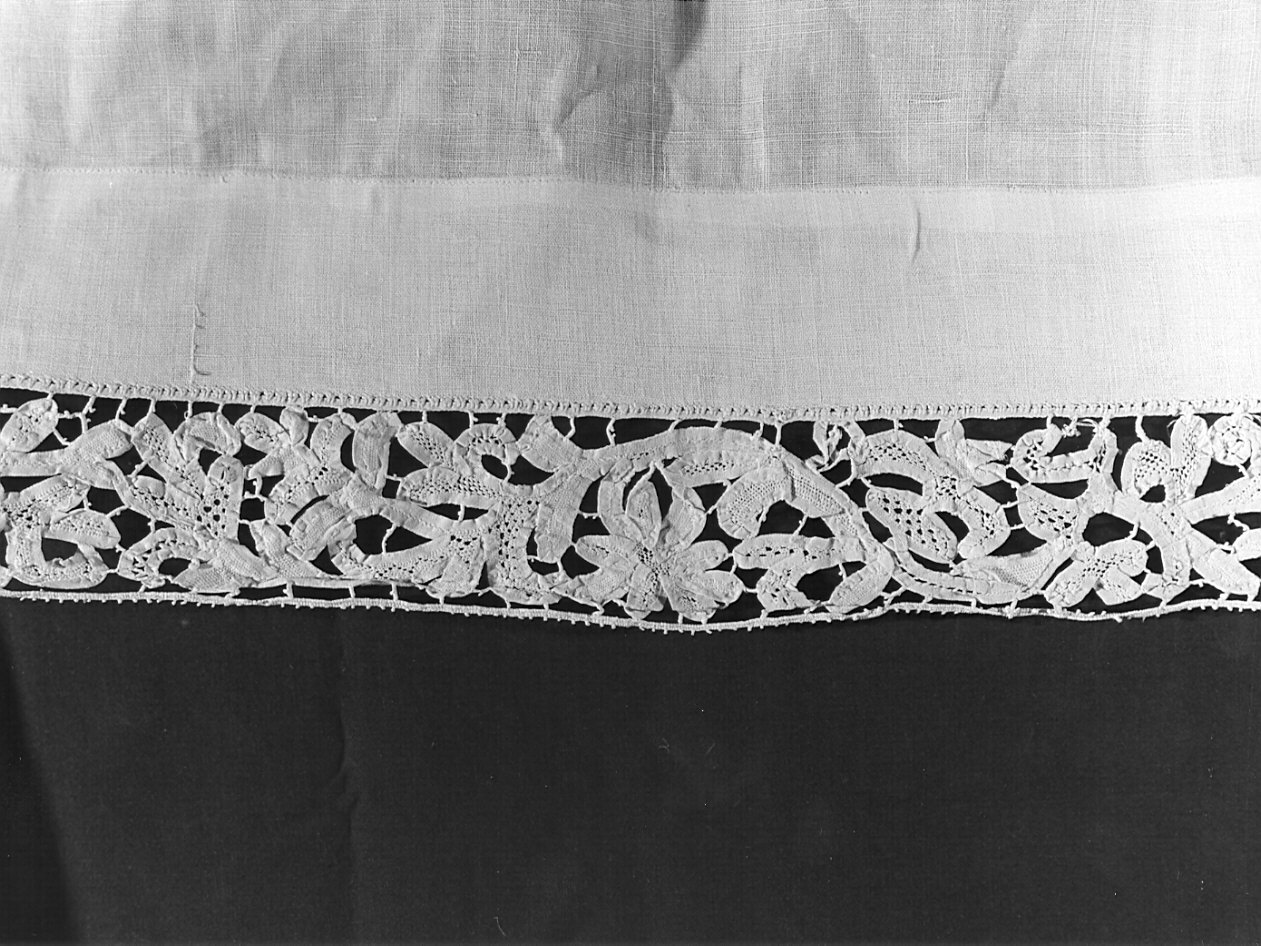 camice ecclesiastico, opera isolata - manifattura lombarda (fine/inizio, fine/inizio secc. XVII/ XVIII, secc. XIX/ XX)