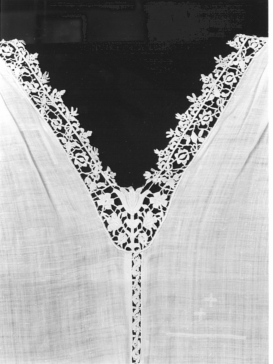 camice ecclesiastico, opera isolata - manifattura italiana, manifattura lombarda (inizio, fine/inizio, metà sec. XVII, secc. XVII/ XVIII, sec. XVIII)