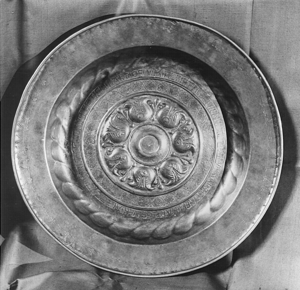 piatto, opera isolata - bottega bergamasca (fine/inizio secc. XVI/ XVII)