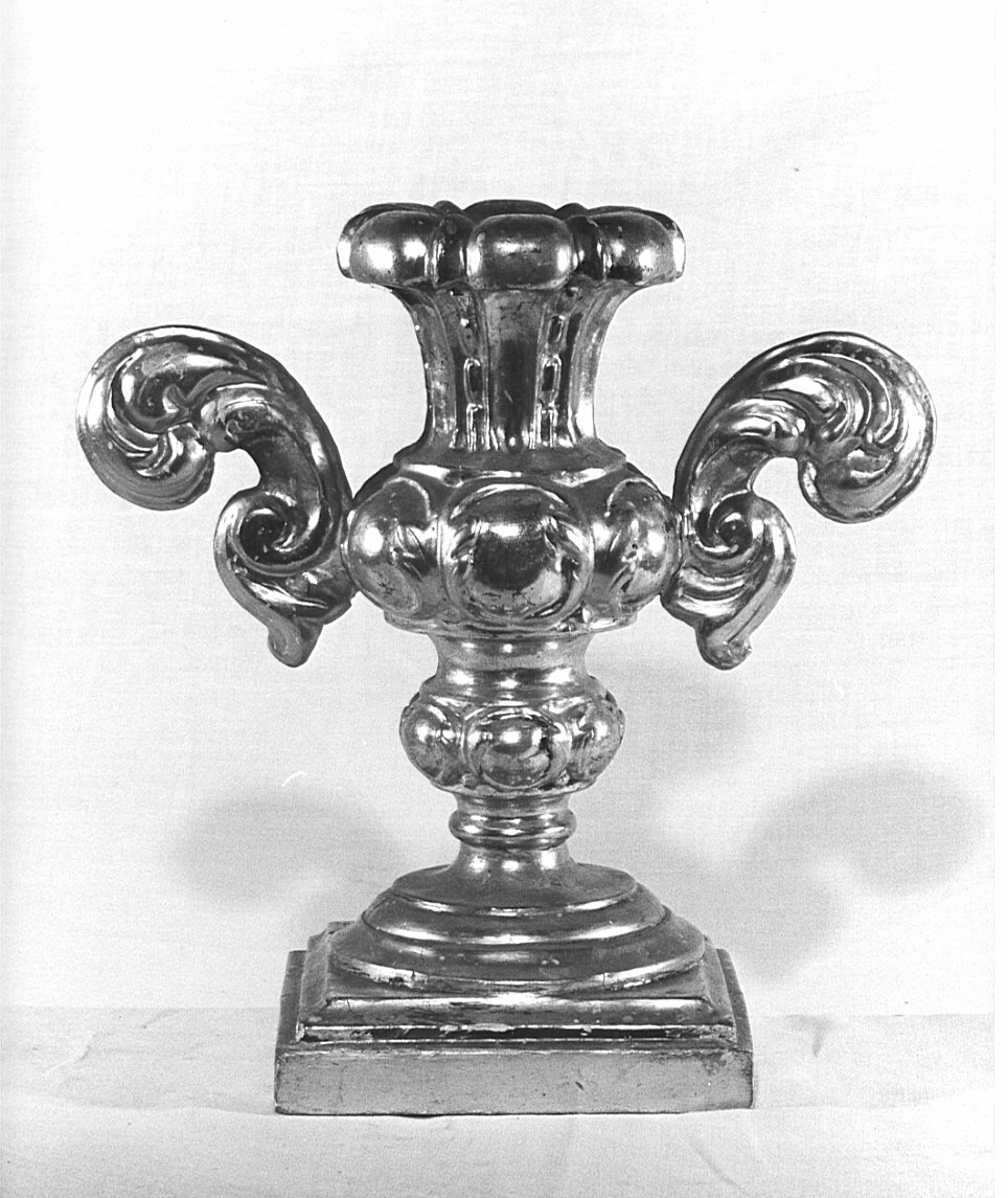 vaso d'altare con composizione floreale, serie - bottega lombarda (metà sec. XVIII)