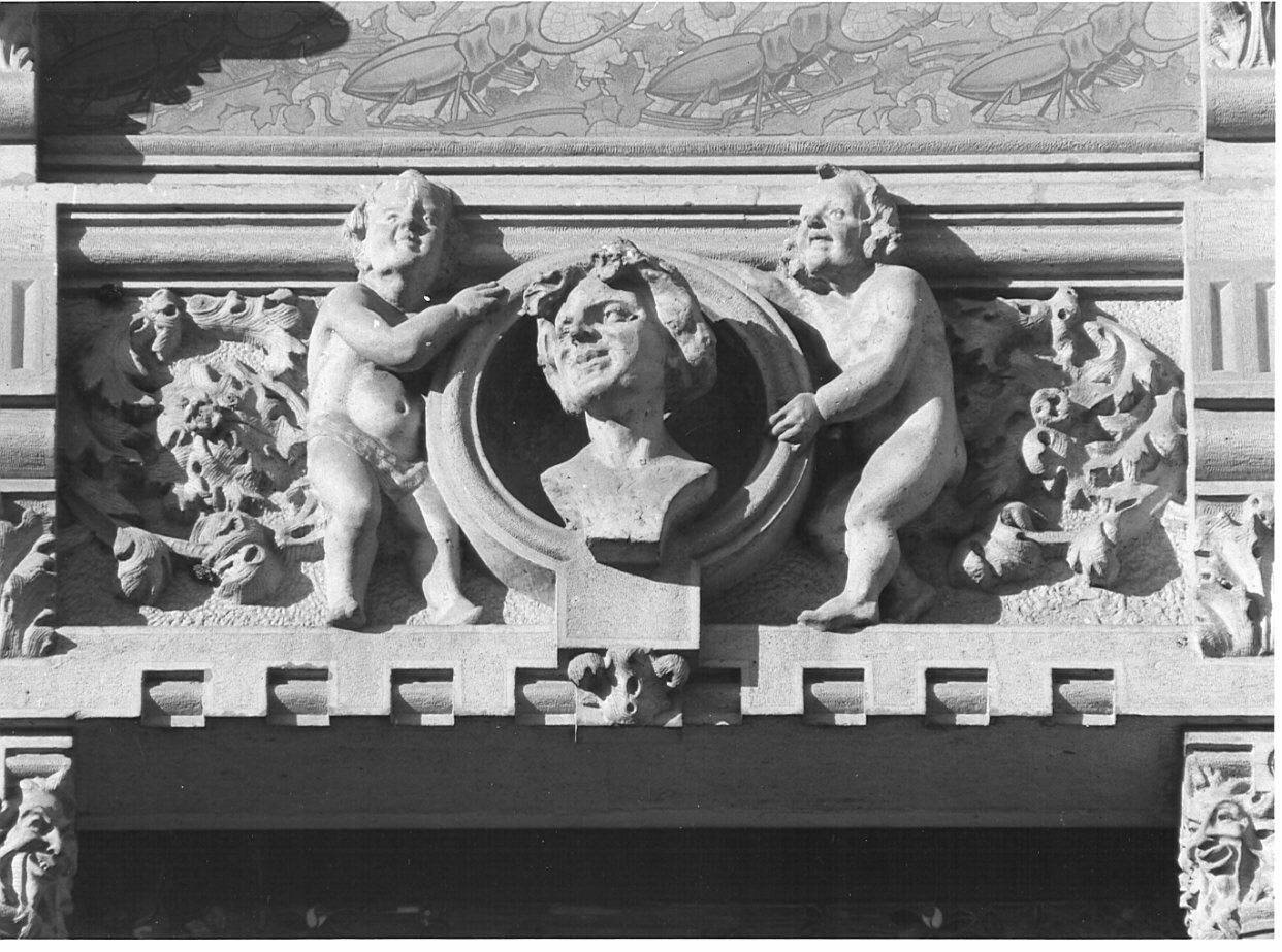 espressione del volto umano (rilievo, elemento d'insieme) - produzione milanese (sec. XX)