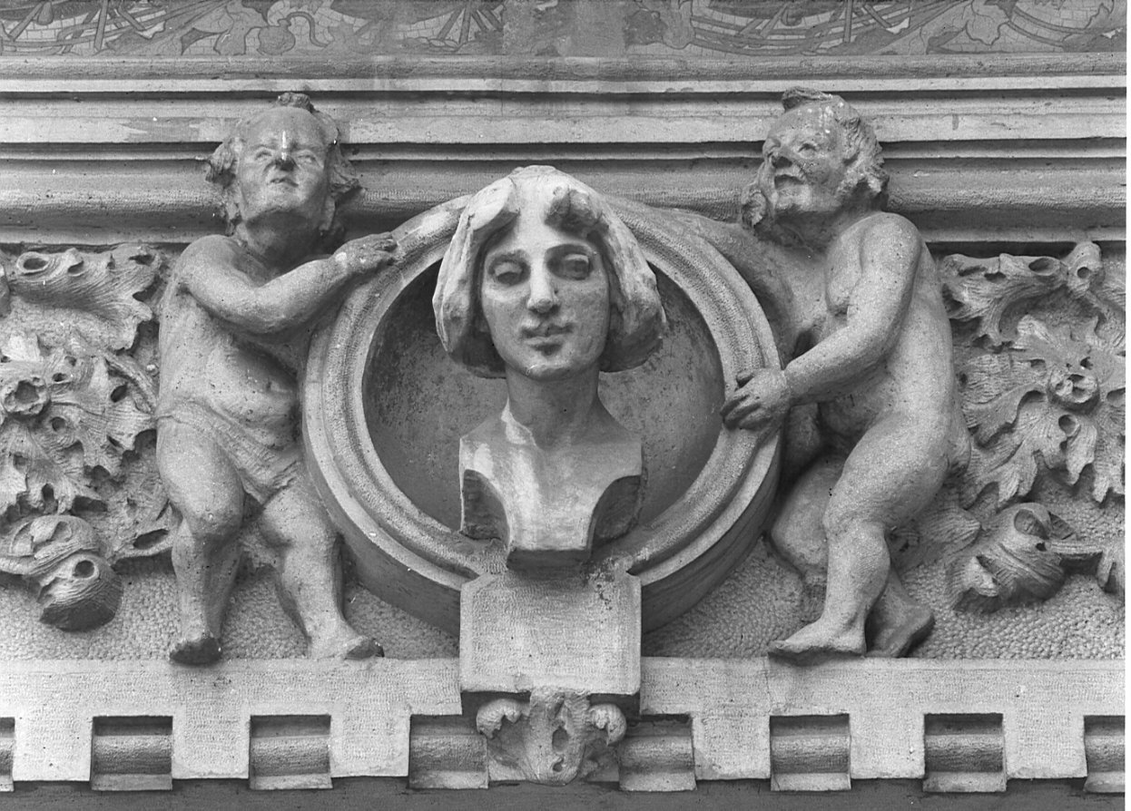 espressione del volto umano (rilievo, elemento d'insieme) - produzione milanese (sec. XX)