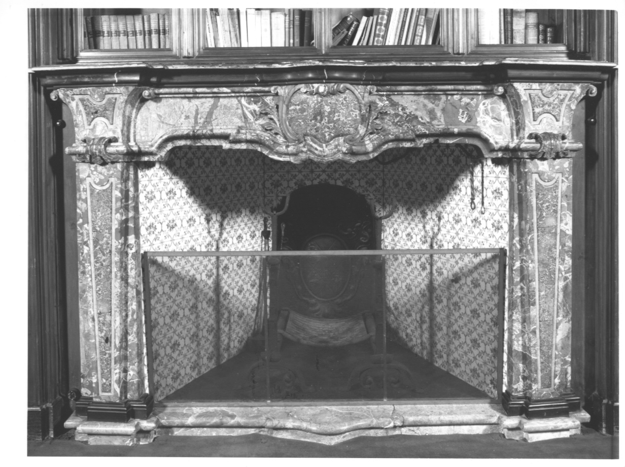 mostra di camino, opera isolata - ambito lombardo (prima metà sec. XVIII)