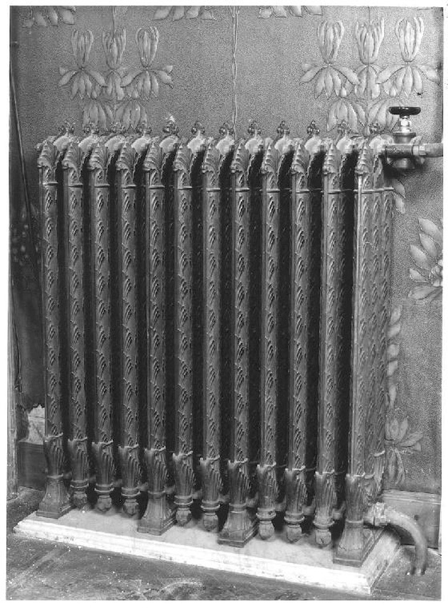 termosifone, elemento d'insieme di Raven Wilhem (fine/inizio secc. XIX/ XX)