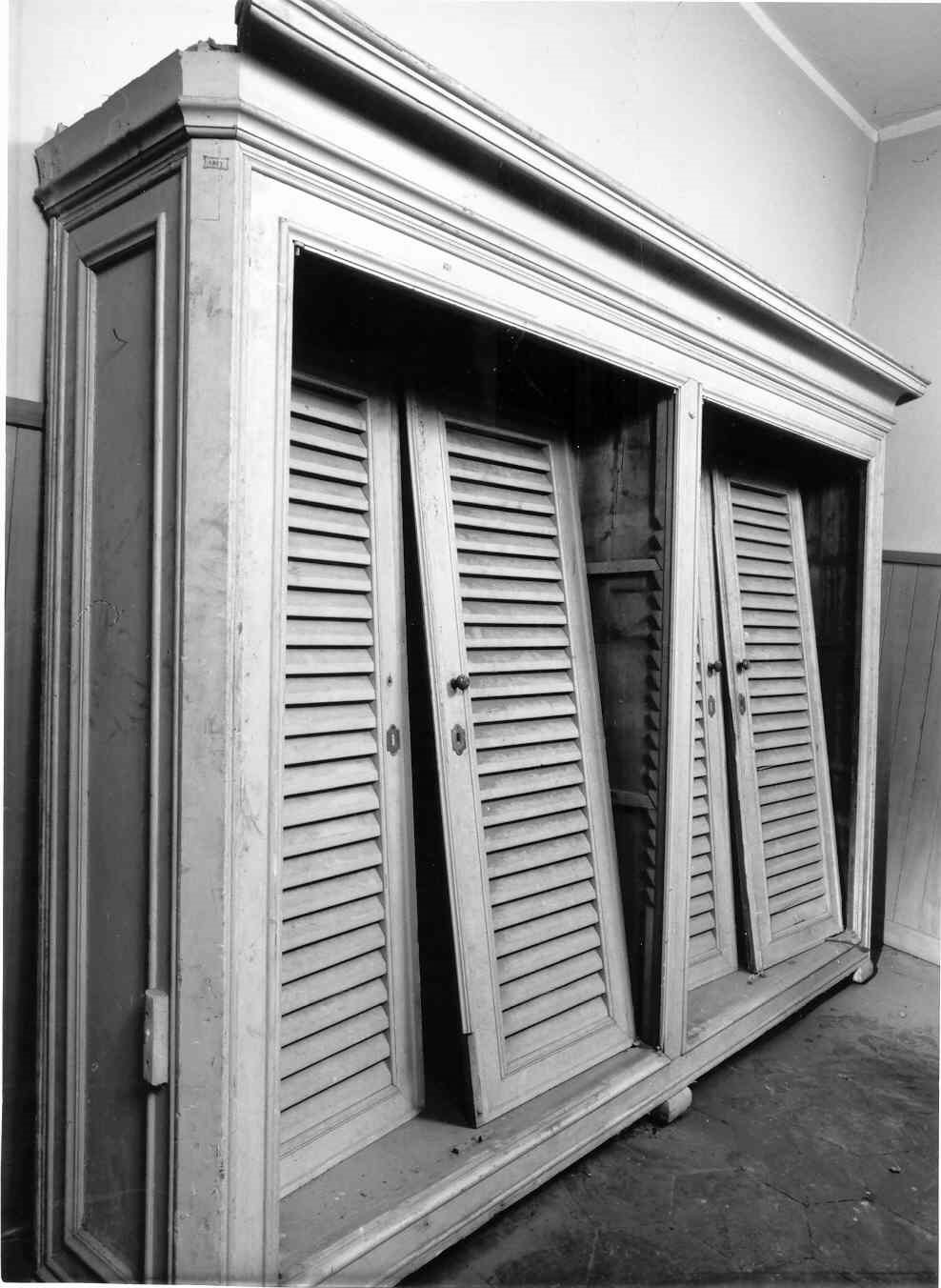 armadio, opera isolata - manifattura lombarda (secondo quarto sec. XX)