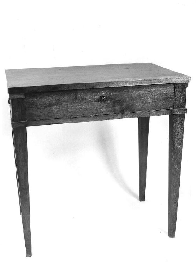 tavolino, opera isolata - ambito lombardo (prima metà sec. XX)