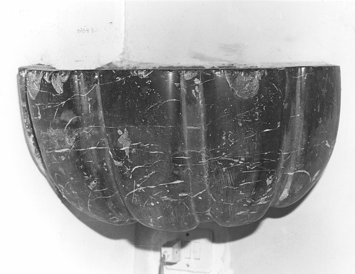 acquasantiera da parete, opera isolata - bottega lombarda (secc. XVII/ XVIII)