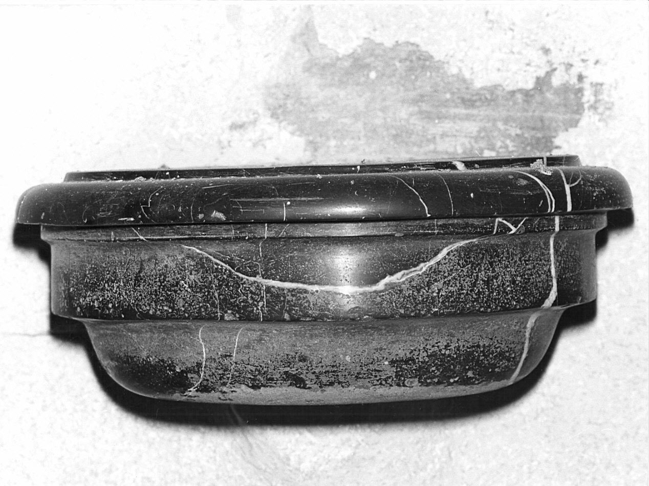 acquasantiera da parete, opera isolata - bottega italiana (sec. XVI)