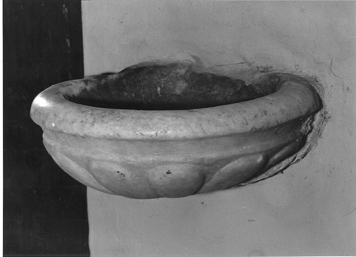 acquasantiera da parete, opera isolata - bottega lombarda (sec. XVI)