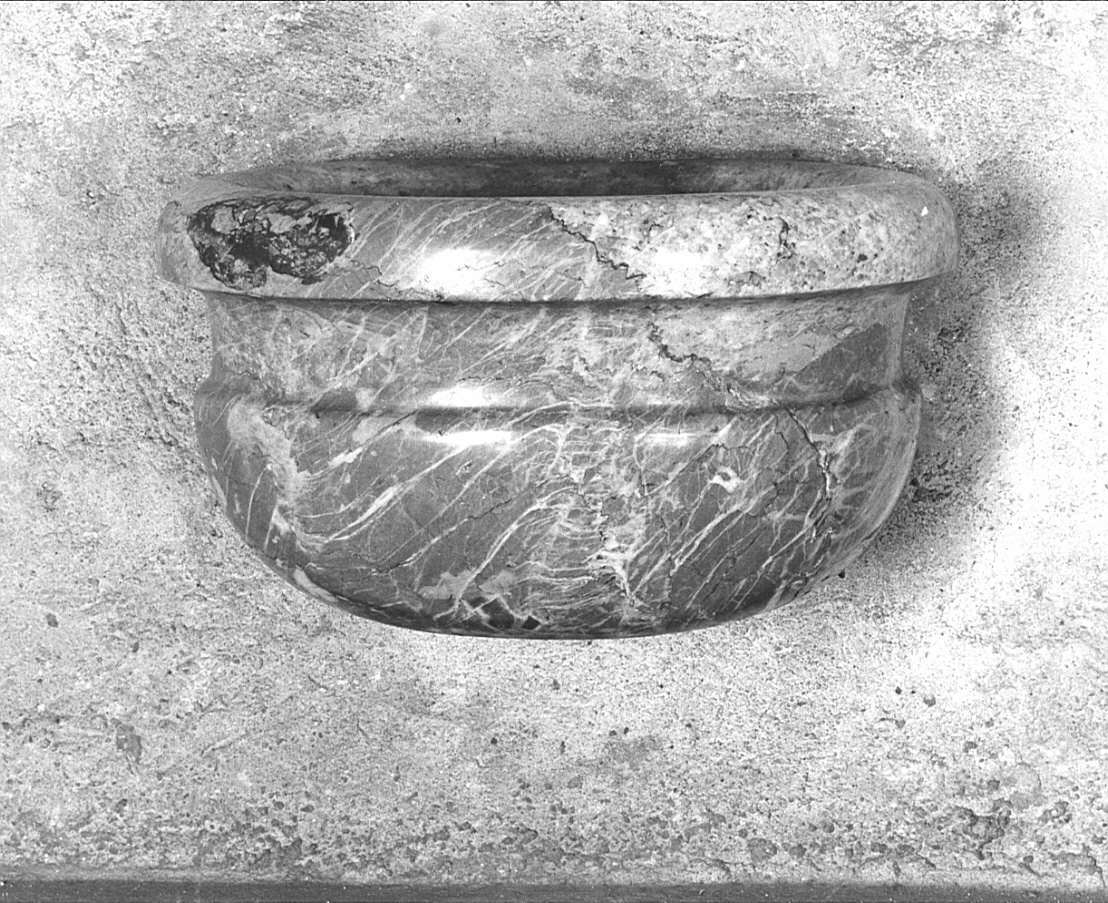 acquasantiera da parete - bottega lombarda (fine/inizio secc. XVII/ XVIII)