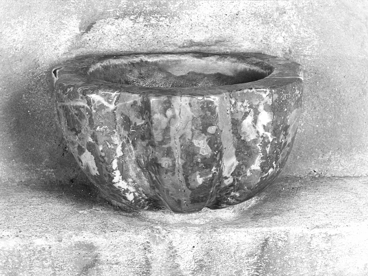 acquasantiera da parete - bottega lombarda (fine/inizio secc. XVII/ XVIII)