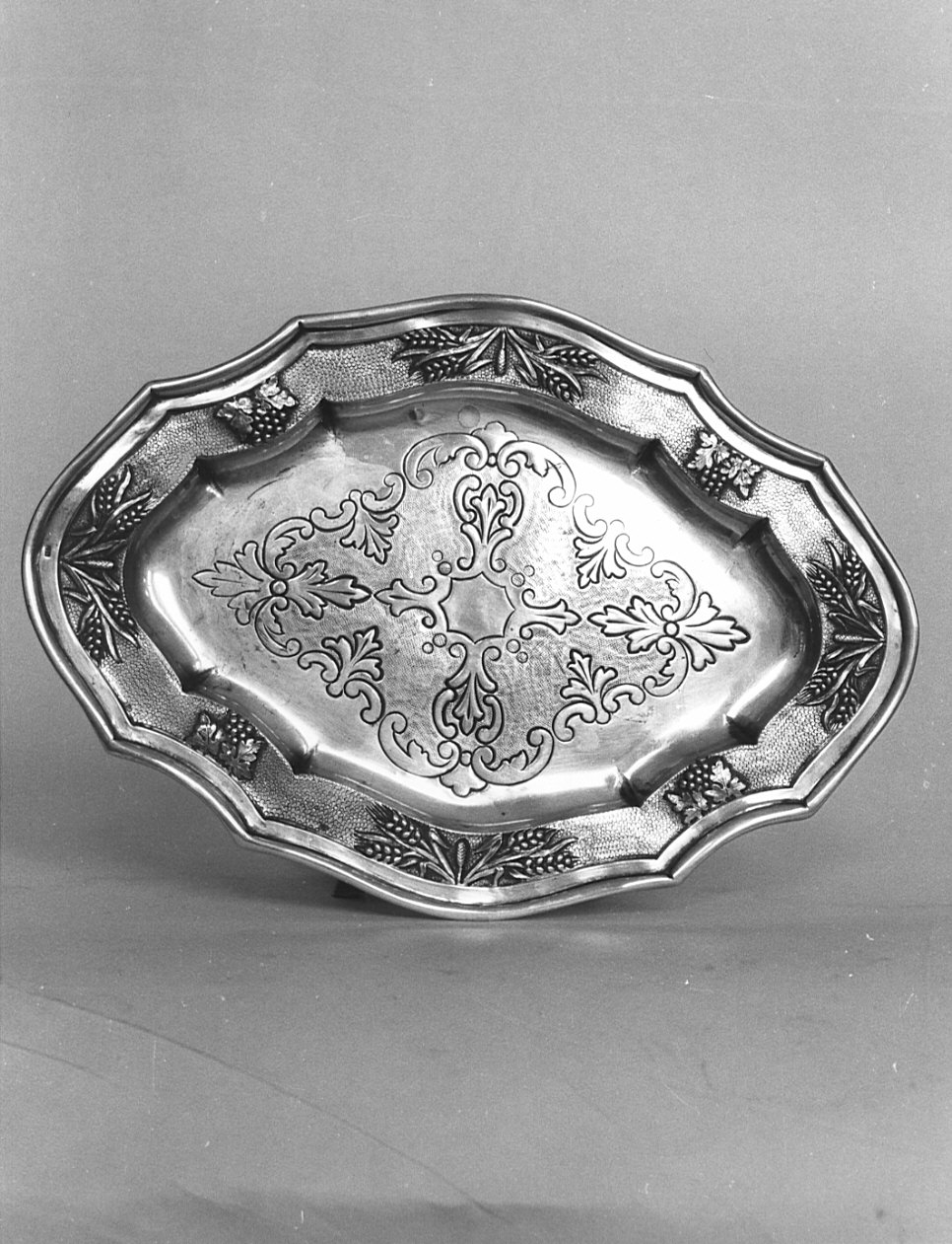 piatto, opera isolata - bottega lombarda (sec. XX)