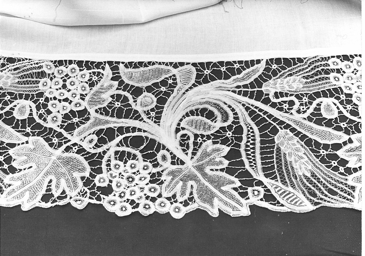 camice ecclesiastico, opera isolata - manifattura milanese (seconda metà sec. XIX)