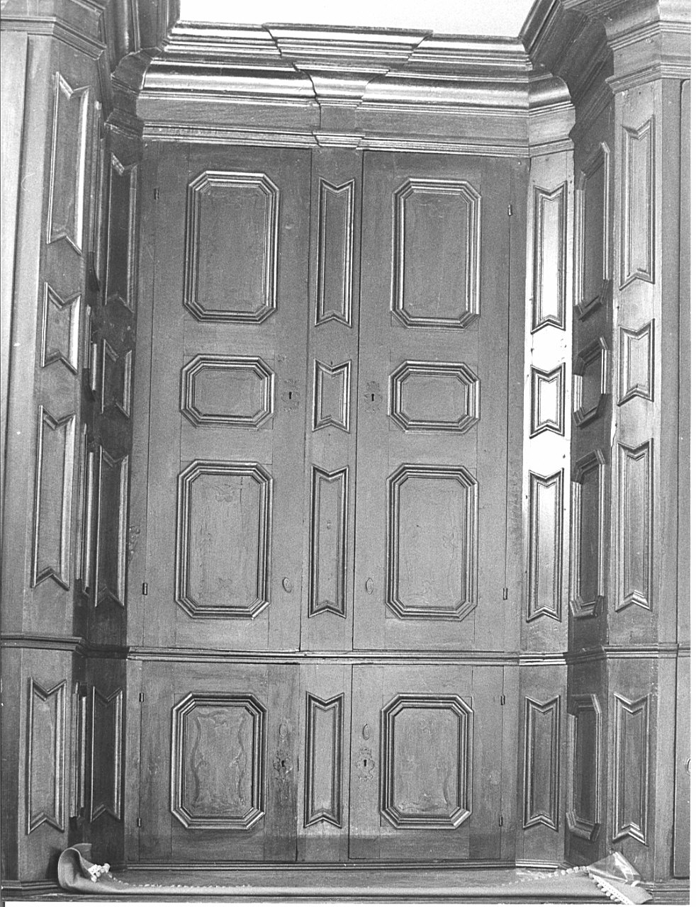 armadio, opera isolata - bottega lombarda (sec. XVIII)