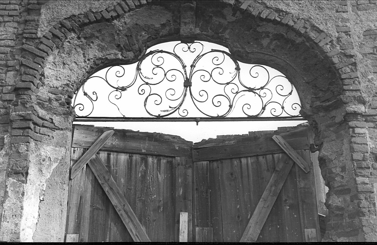 portale, opera isolata - bottega lombarda (sec. XVIII)