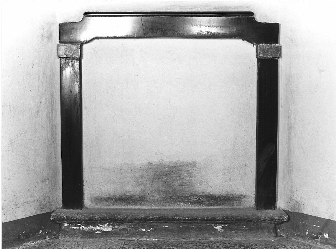 camino, opera isolata - bottega lombarda (sec. XVIII)