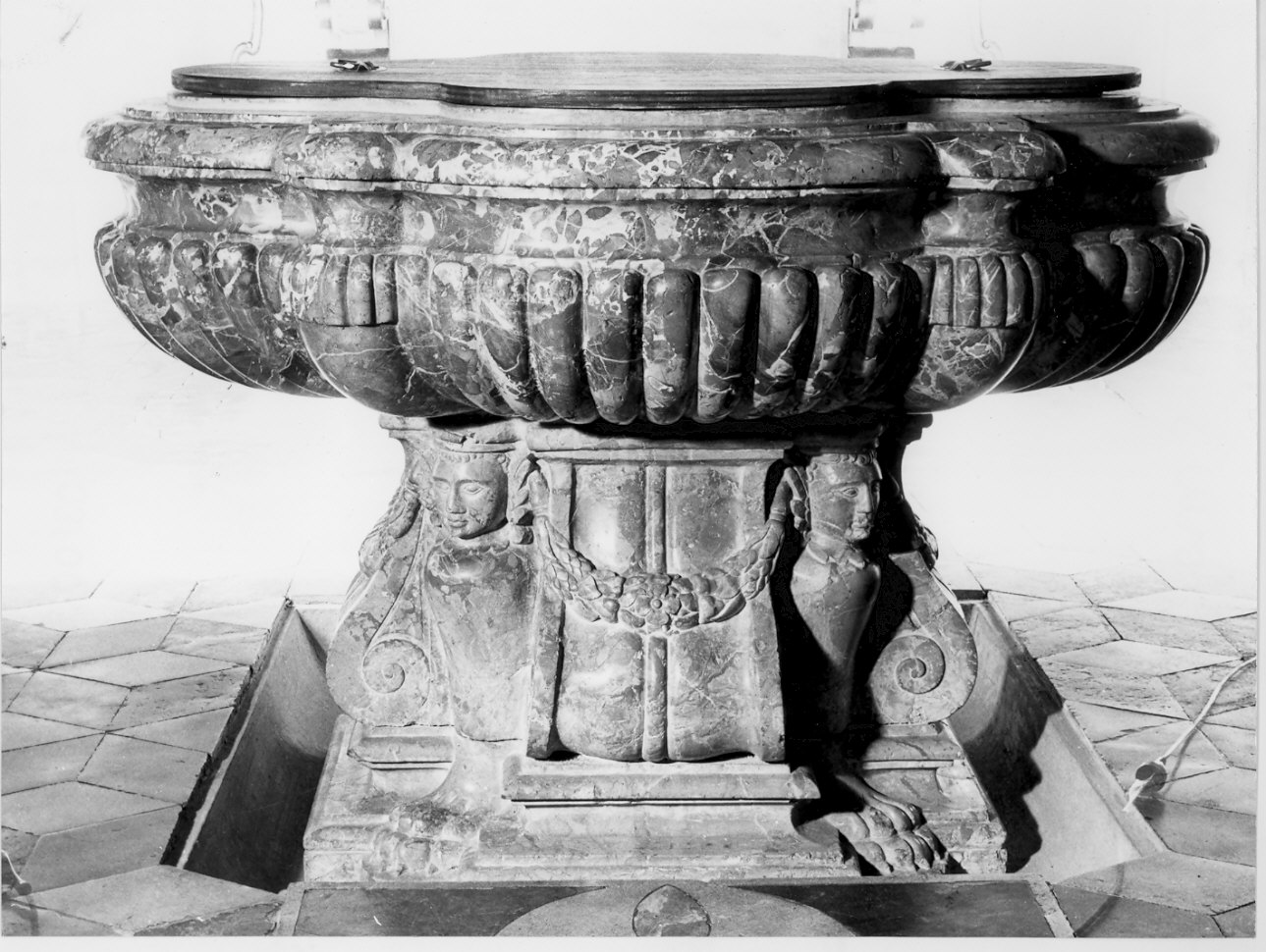 fonte battesimale, opera isolata - bottega lombarda (metà sec. XVI)