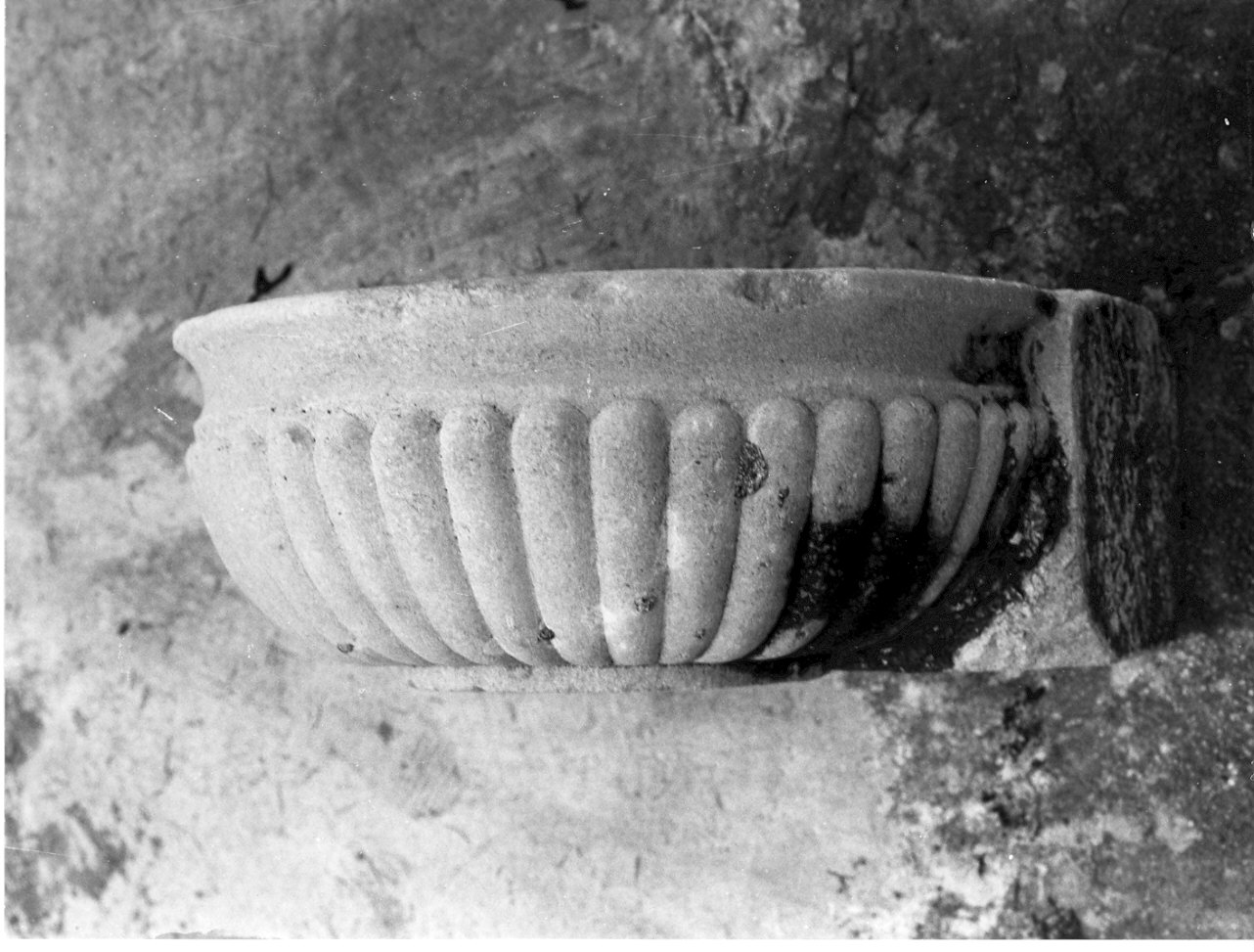 acquasantiera, opera isolata - bottega lombarda (sec. XV)