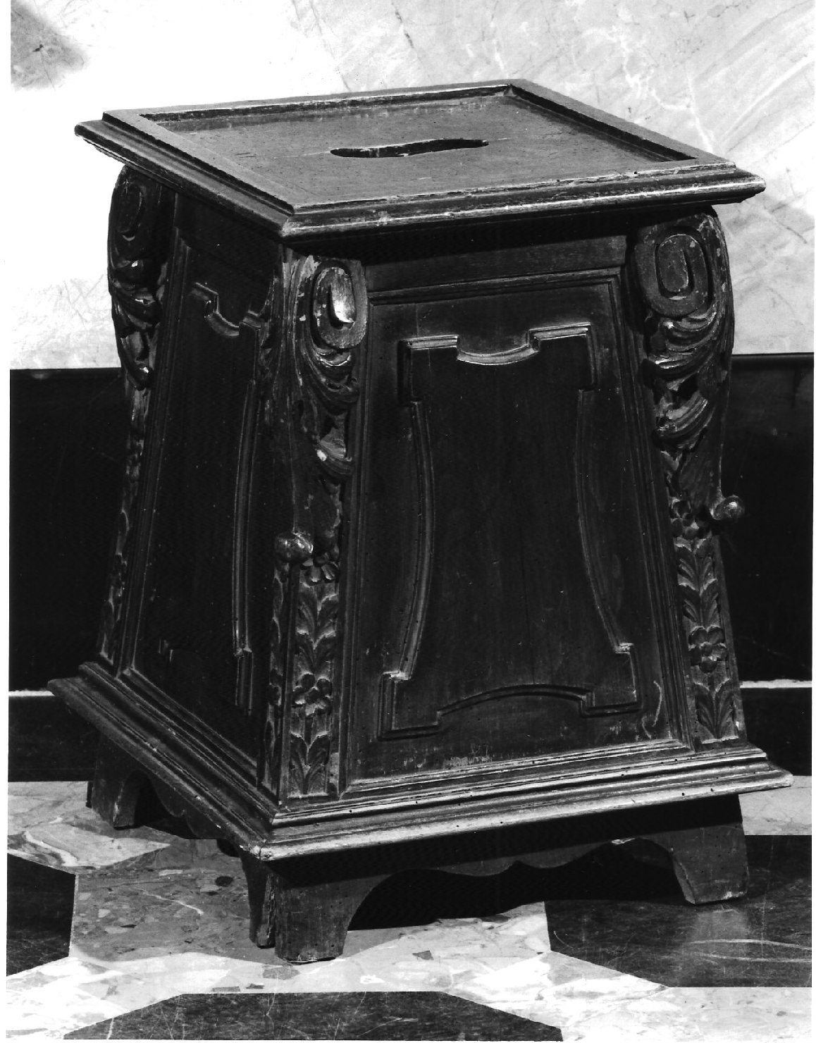 sgabello, serie - bottega lombarda (sec. XVII)