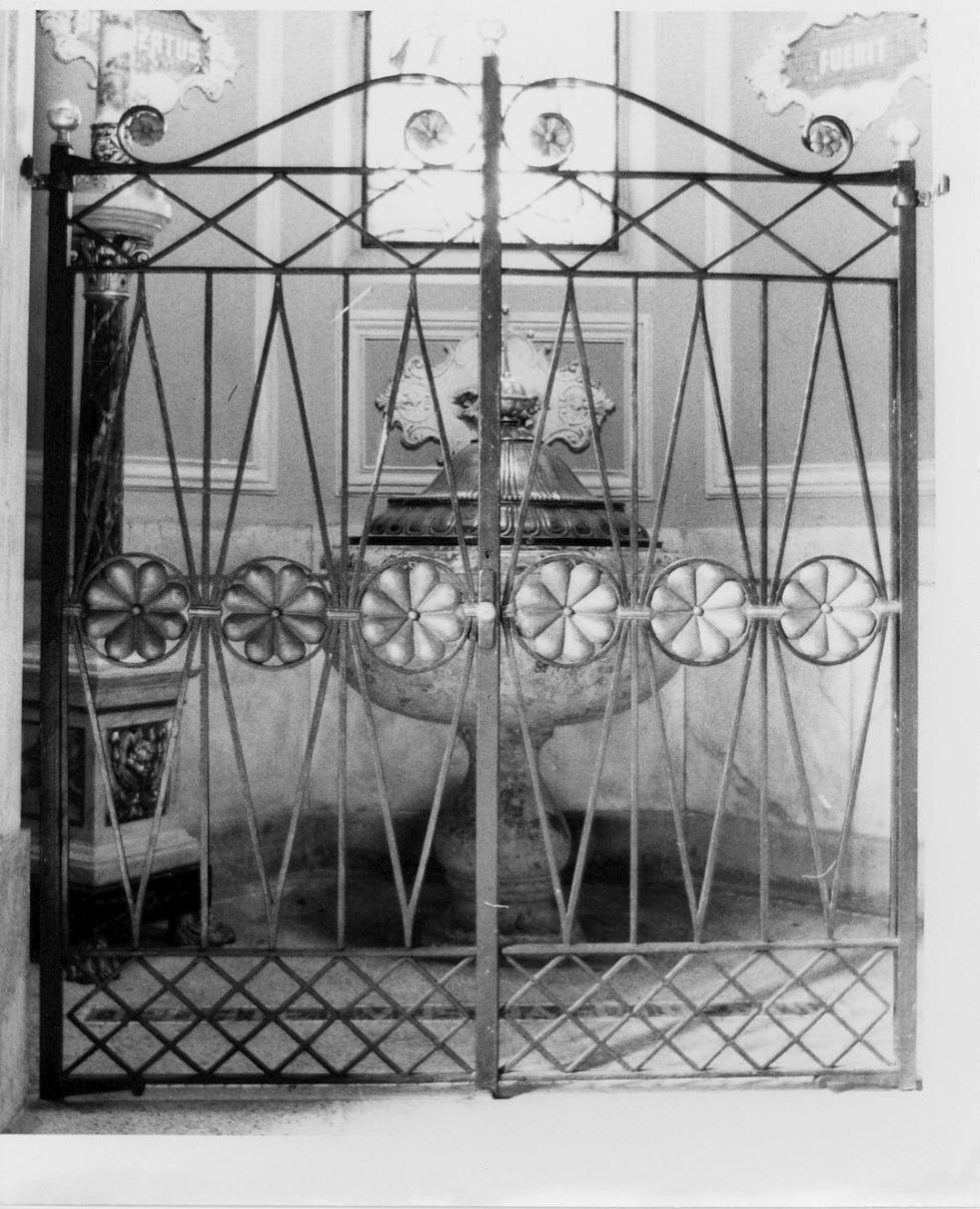 cancellata di cappella, opera isolata - bottega milanese (inizio sec. XX)