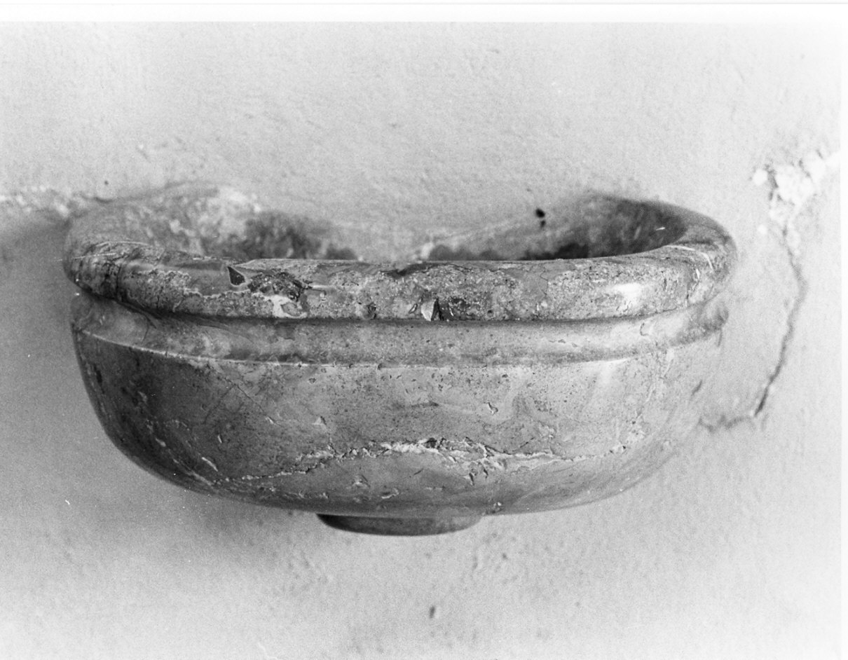 acquasantiera da parete, opera isolata - bottega lombarda (secc. XVII/ XVIII)