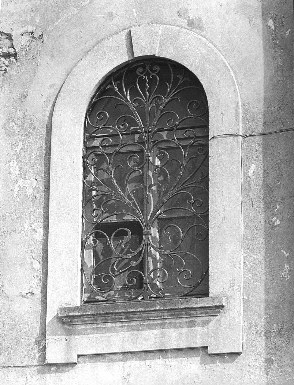 inferriata di finestra, opera isolata - bottega lombarda (sec. XVIII)