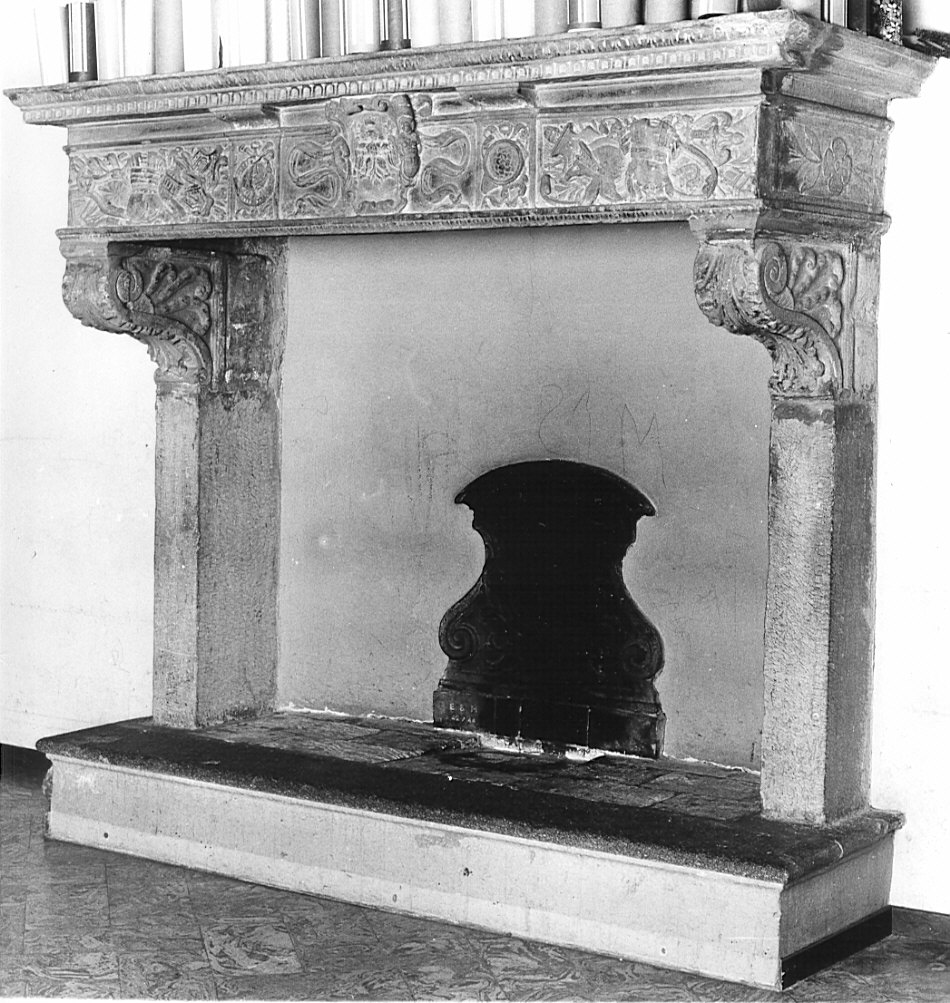 camino, opera isolata - bottega lombarda (prima metà sec. XVII)