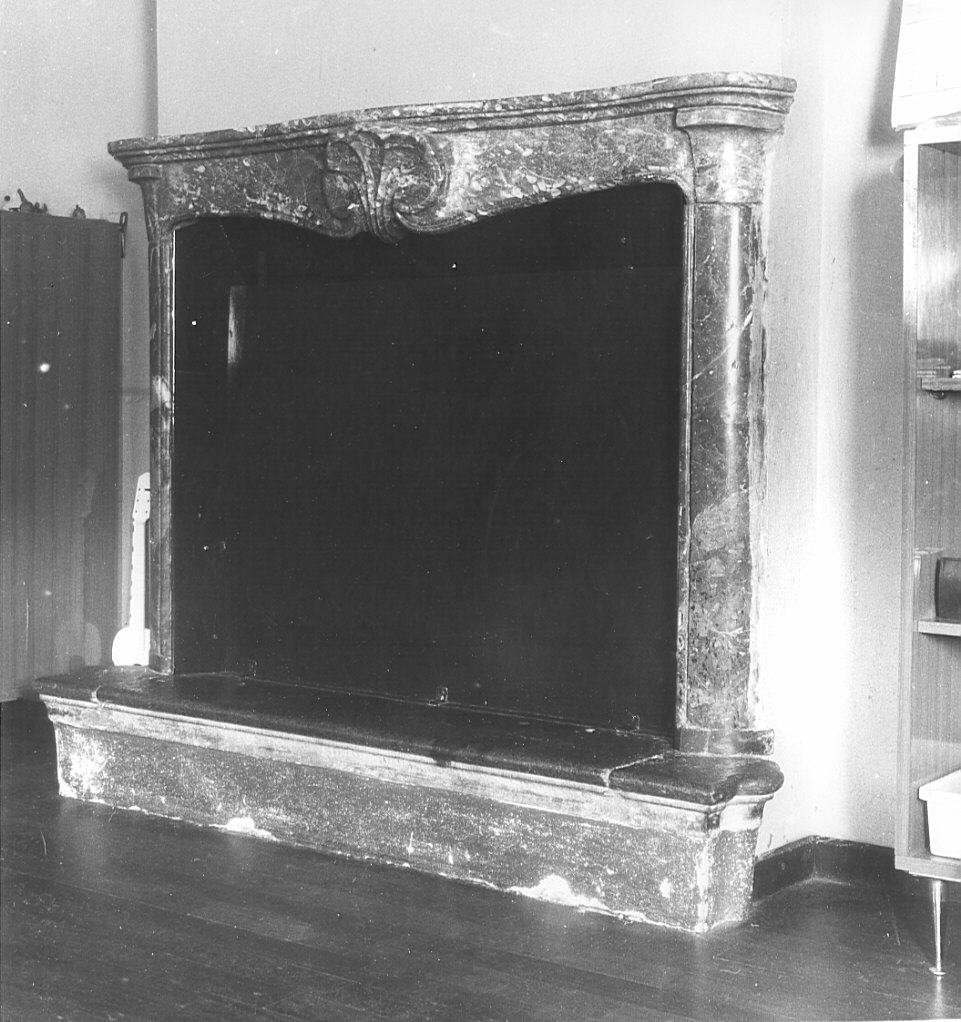 camino, opera isolata - bottega lombarda (sec. XVIII)