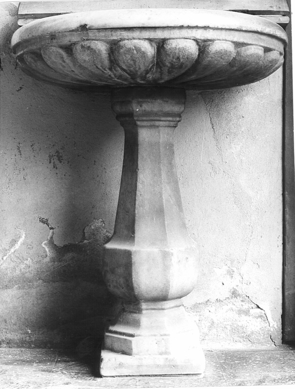 acquasantiera - a fusto - bottega lombarda (sec. XVIII)