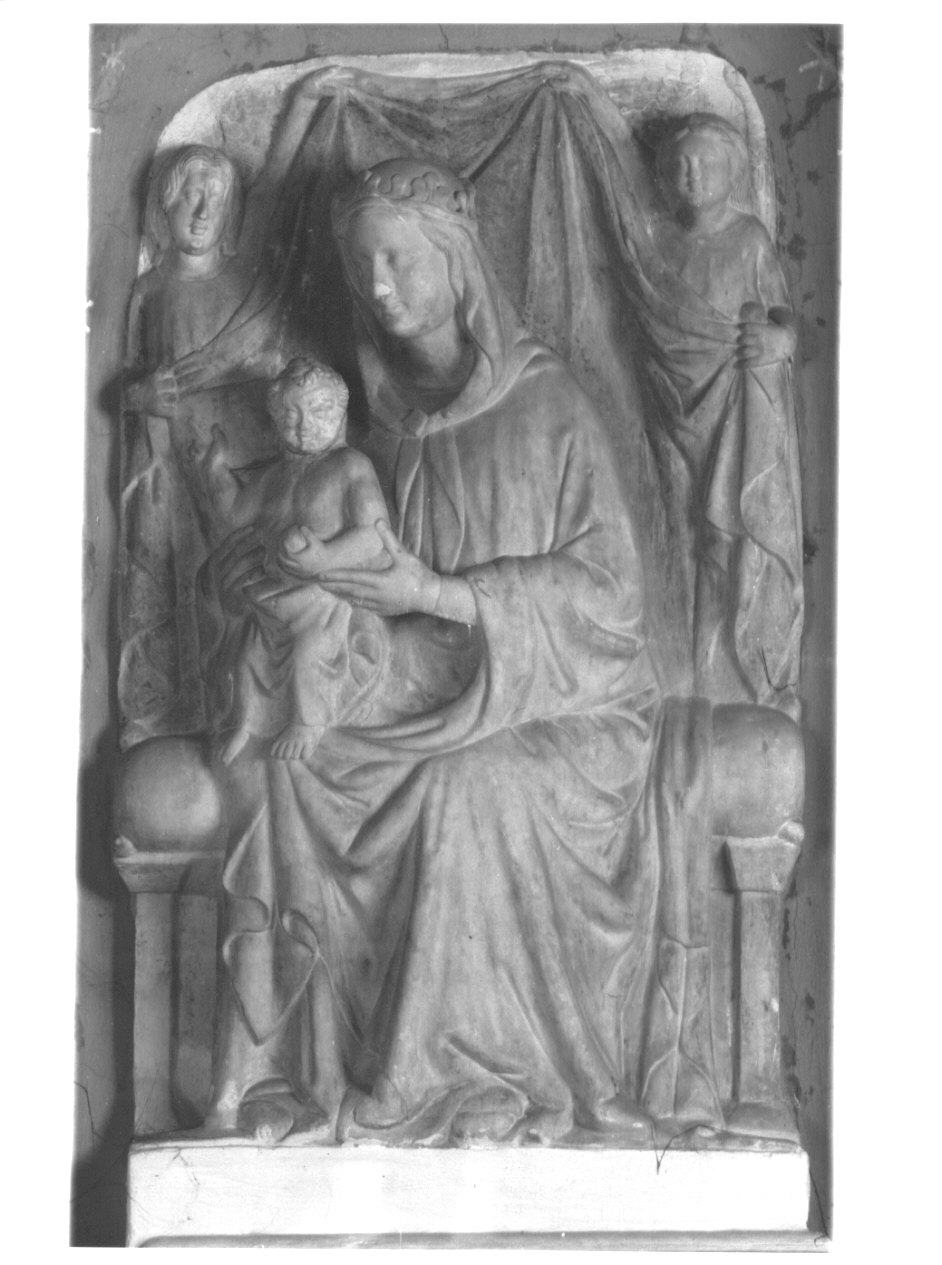 Madonna con Bambino e angeli (scultura, opera isolata) di Maestro delle sculture di Viboldone (attribuito) (secondo quarto sec. XIV)