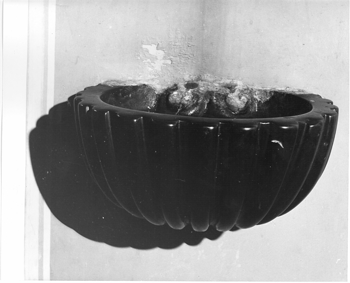 acquasantiera - a conchiglia, opera isolata - bottega lombarda (sec. XVIII)