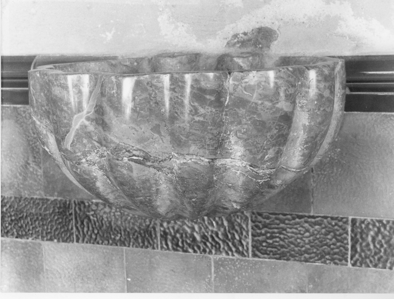 acquasantiera da parete, serie - bottega lombarda (secc. XVII/ XVIII)