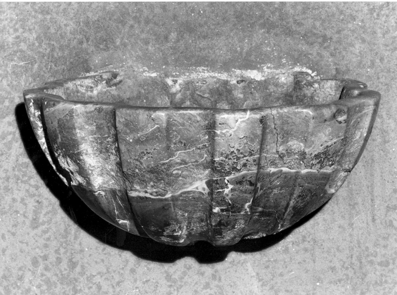 acquasantiera da parete - bottega lombarda (sec. XVII)