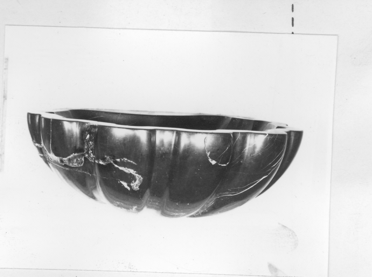 acquasantiera da parete - bottega lombarda (sec. XVII)