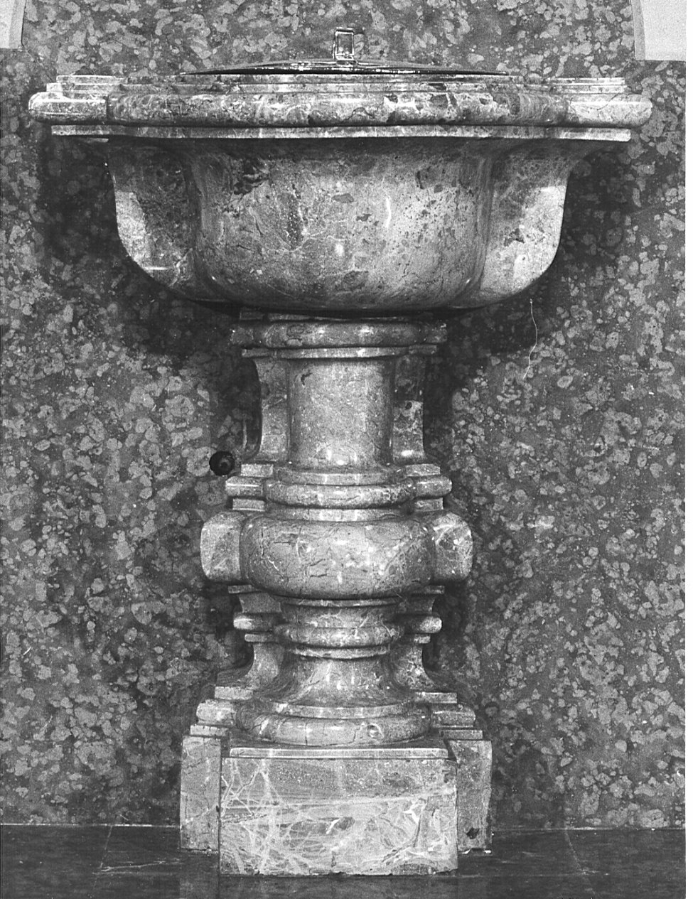 fonte battesimale - a fusto, opera isolata - bottega lombarda (sec. XVIII)