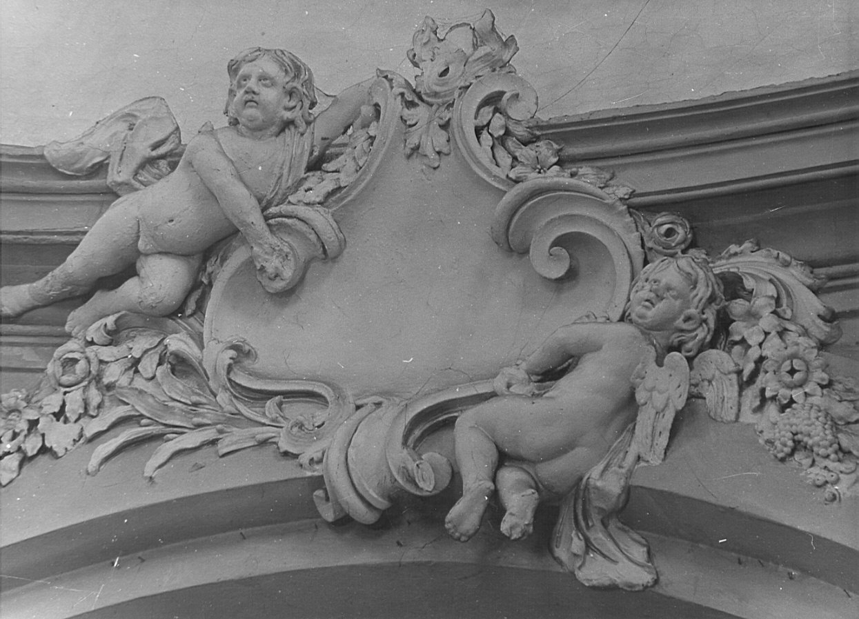 angeli reggicartiglio (decorazione plastica, opera isolata) - bottega lombarda (sec. XIX)