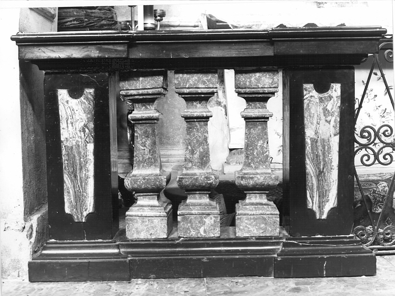 balaustrata di cappella, serie - bottega lombarda (secc. XVII/ XVIII)