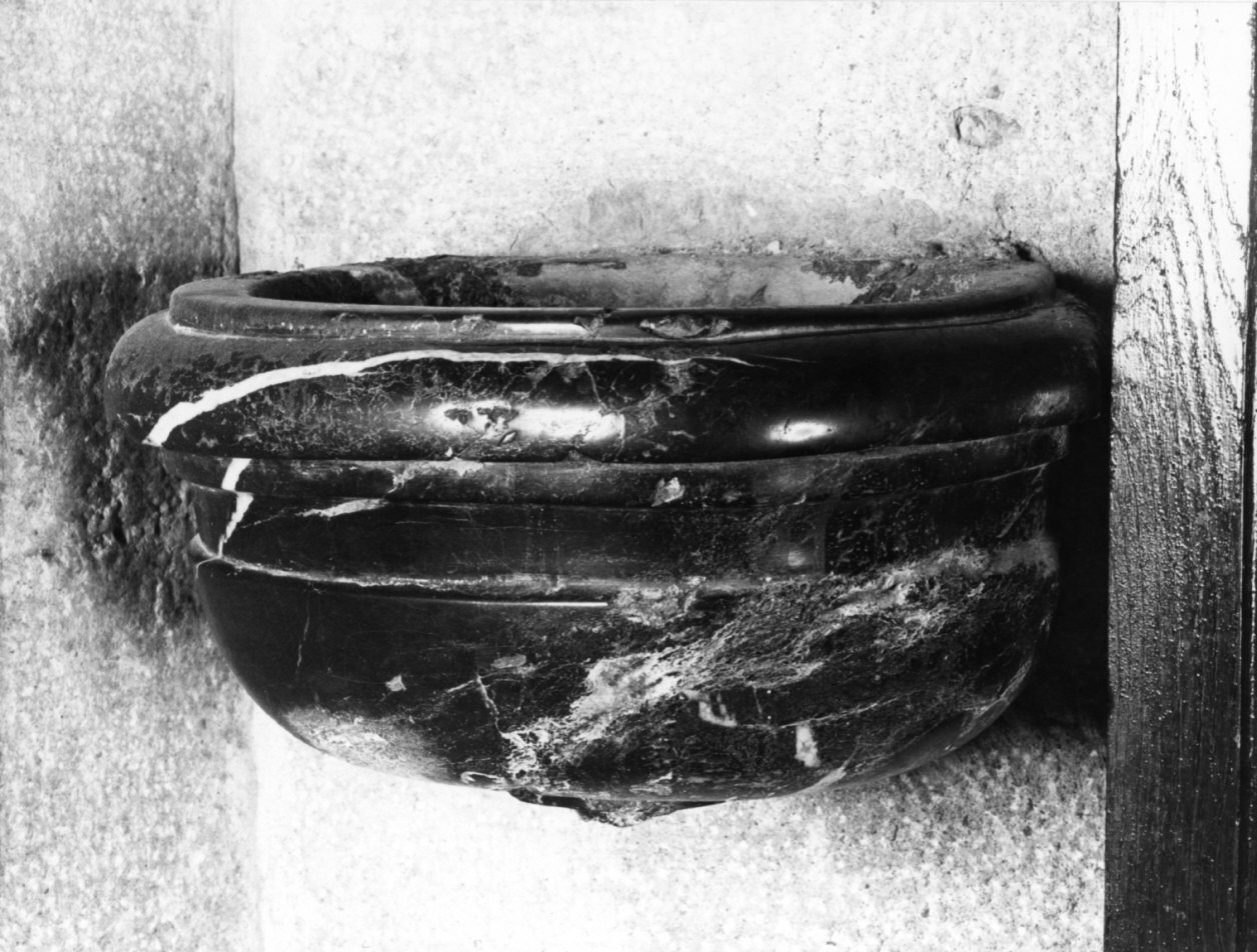 acquasantiera da parete, opera isolata - bottega lombarda (secc. XVII/ XVIII)