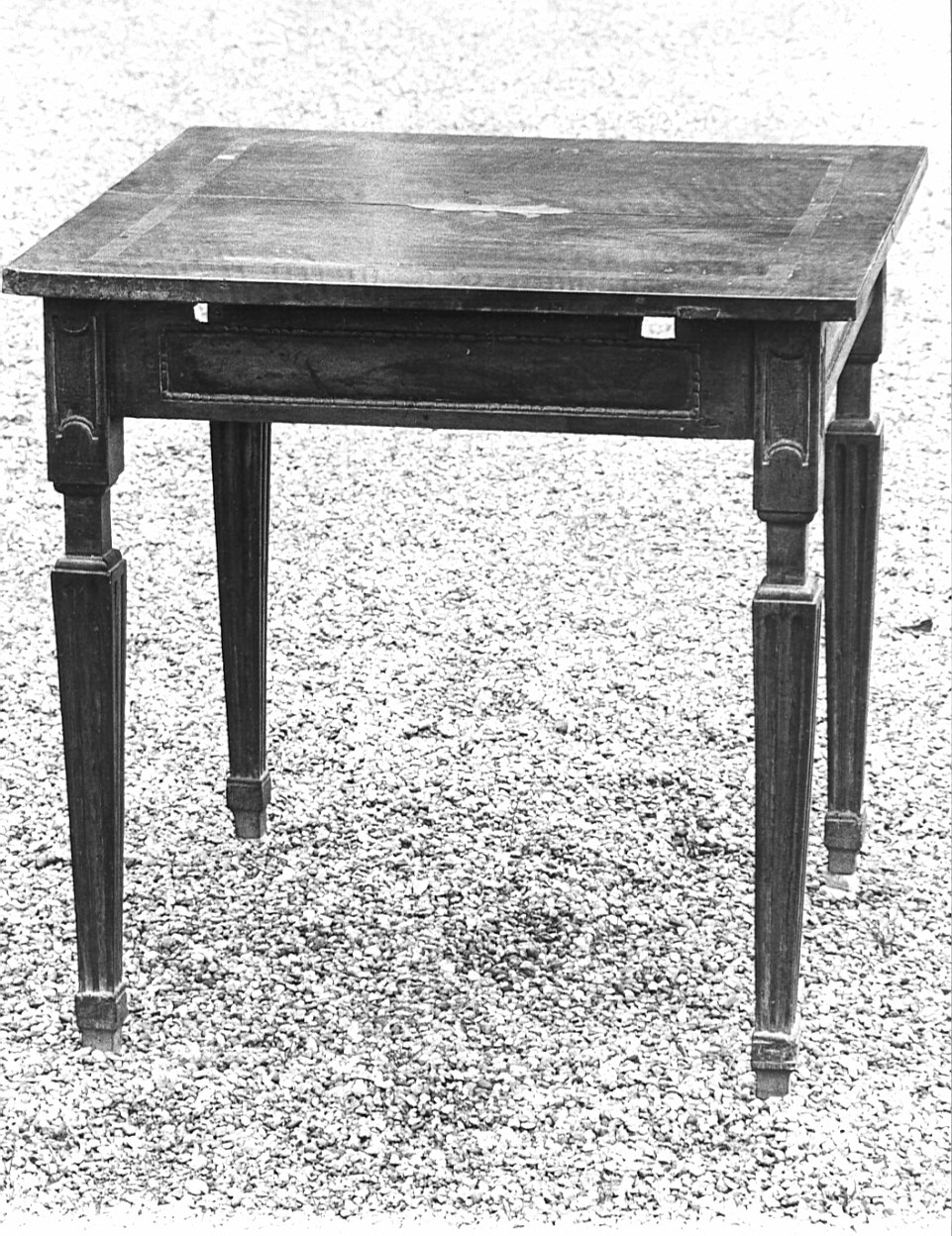tavolino, opera isolata - bottega lombarda (metà sec. XIX)
