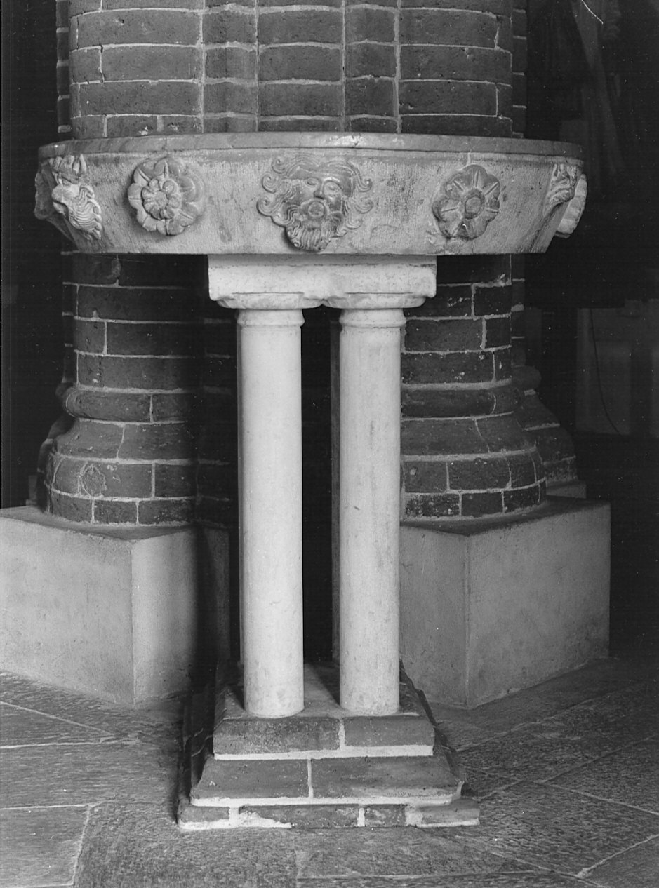 acquasantiera, opera isolata - bottega lombarda (secc. XIII/ XIV, sec. XV)