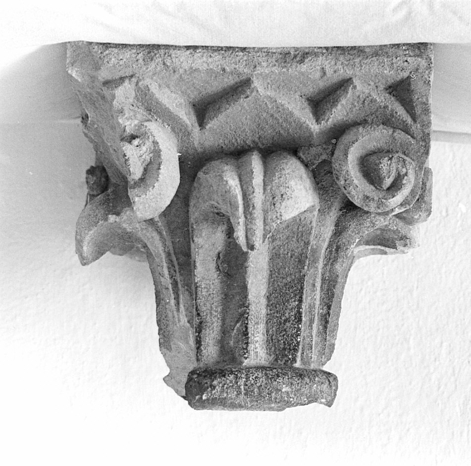 capitello, opera isolata - bottega lombarda (sec. XIII)